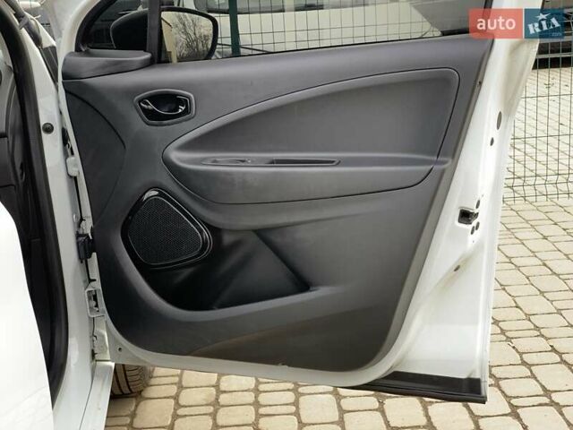 Белый Рено Зое, объемом двигателя 0 л и пробегом 66 тыс. км за 12499 $, фото 31 на Automoto.ua