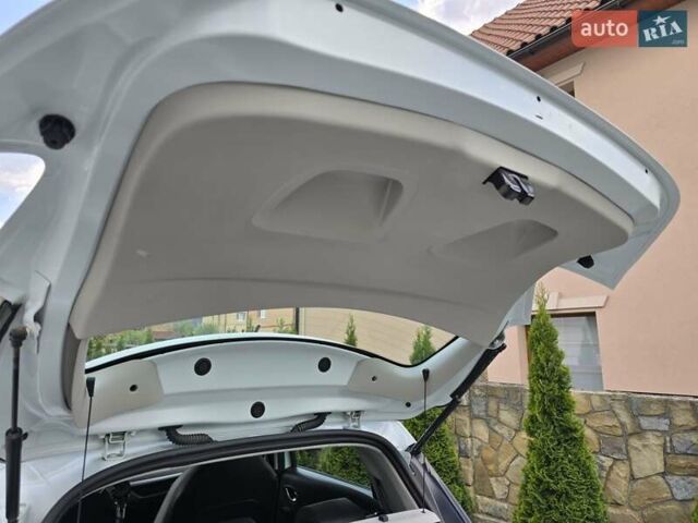 Белый Рено Зое, объемом двигателя 0 л и пробегом 65 тыс. км за 12300 $, фото 45 на Automoto.ua
