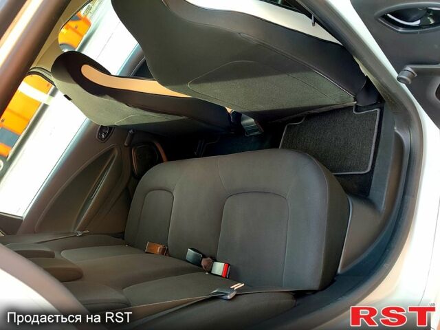 Белый Рено Зое, объемом двигателя 80 л и пробегом 78 тыс. км за 11850 $, фото 12 на Automoto.ua