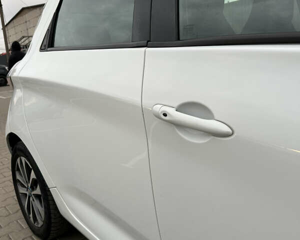 Белый Рено Зое, объемом двигателя 0 л и пробегом 88 тыс. км за 12300 $, фото 13 на Automoto.ua