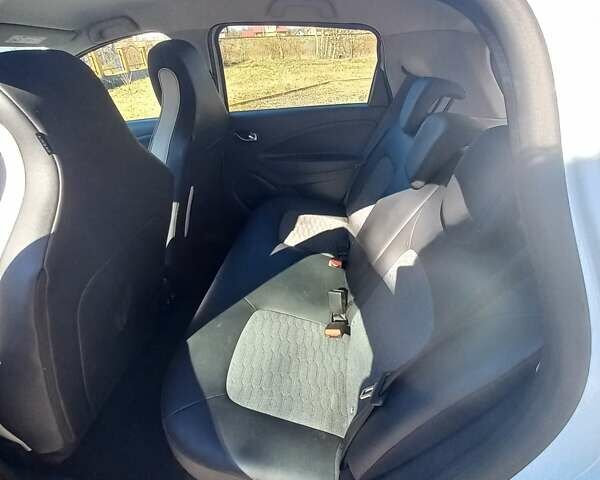 Белый Рено Зое, объемом двигателя 0 л и пробегом 19 тыс. км за 8900 $, фото 28 на Automoto.ua