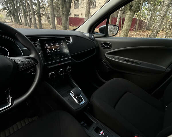 Белый Рено Зое, объемом двигателя 0 л и пробегом 52 тыс. км за 11590 $, фото 16 на Automoto.ua