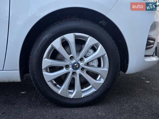 Белый Рено Зое, объемом двигателя 0 л и пробегом 85 тыс. км за 12999 $, фото 38 на Automoto.ua