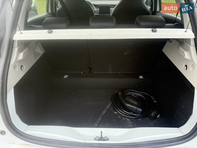 Белый Рено Зое, объемом двигателя 0 л и пробегом 33 тыс. км за 6950 $, фото 13 на Automoto.ua