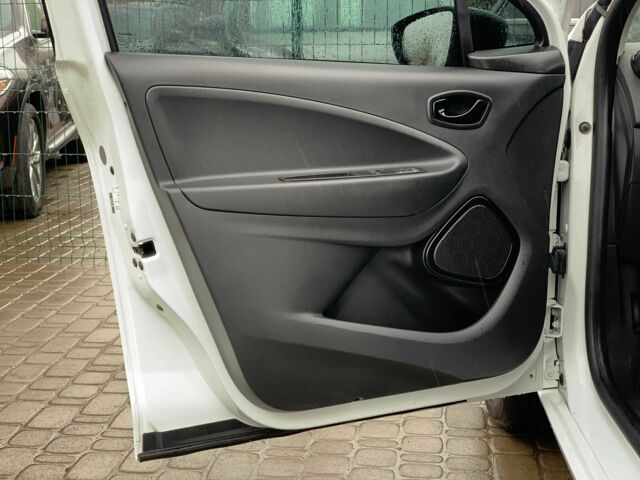 Білий Рено Зое, об'ємом двигуна 0 л та пробігом 47 тис. км за 12499 $, фото 8 на Automoto.ua