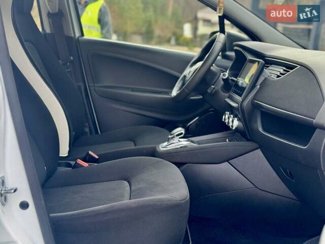 Белый Рено Зое, объемом двигателя 0 л и пробегом 86 тыс. км за 10850 $, фото 88 на Automoto.ua