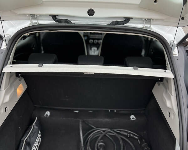 Белый Рено Зое, объемом двигателя 0 л и пробегом 23 тыс. км за 13300 $, фото 19 на Automoto.ua