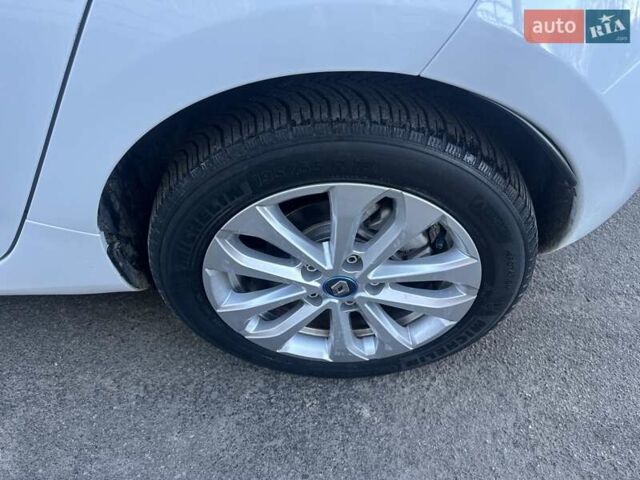 Белый Рено Зое, объемом двигателя 0 л и пробегом 83 тыс. км за 11999 $, фото 21 на Automoto.ua