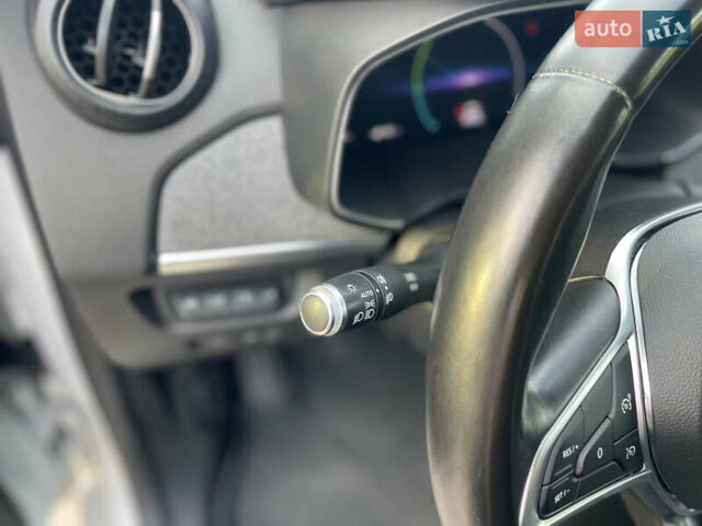 Белый Рено Зое, объемом двигателя 0 л и пробегом 106 тыс. км за 12299 $, фото 28 на Automoto.ua