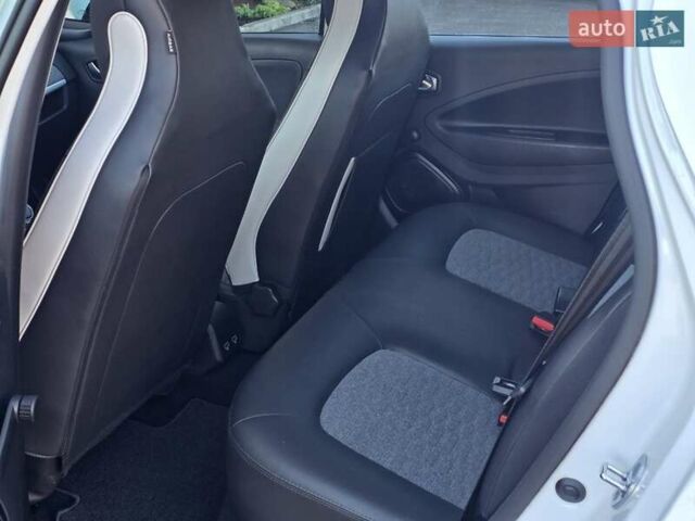 Белый Рено Зое, объемом двигателя 0 л и пробегом 85 тыс. км за 12999 $, фото 24 на Automoto.ua
