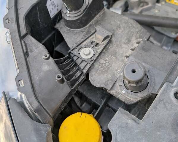 Белый Рено Зое, объемом двигателя 0 л и пробегом 56 тыс. км за 12500 $, фото 19 на Automoto.ua