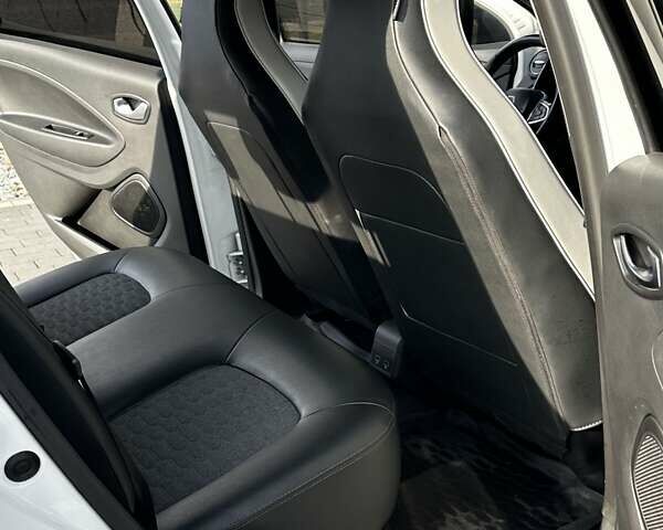 Белый Рено Зое, объемом двигателя 0 л и пробегом 124 тыс. км за 13200 $, фото 10 на Automoto.ua