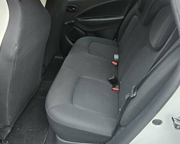 Белый Рено Зое, объемом двигателя 0 л и пробегом 28 тыс. км за 11800 $, фото 11 на Automoto.ua