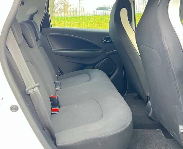 Белый Рено Зое, объемом двигателя 0 л и пробегом 52 тыс. км за 12200 $, фото 14 на Automoto.ua