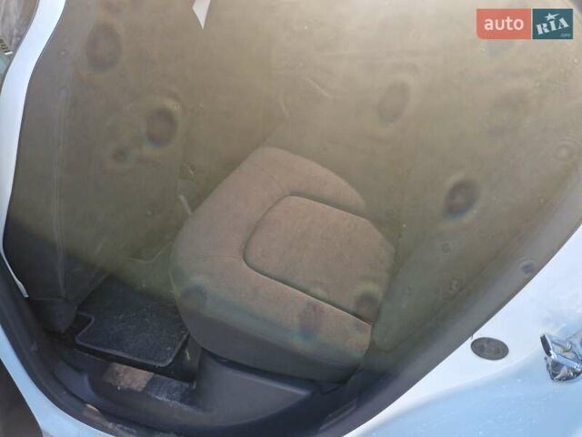 Білий Рено Зое, об'ємом двигуна 0 л та пробігом 27 тис. км за 13000 $, фото 9 на Automoto.ua