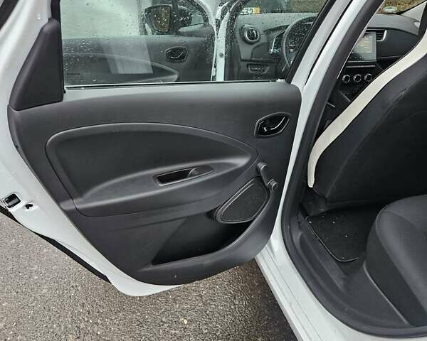 Белый Рено Зое, объемом двигателя 0 л и пробегом 28 тыс. км за 11800 $, фото 12 на Automoto.ua