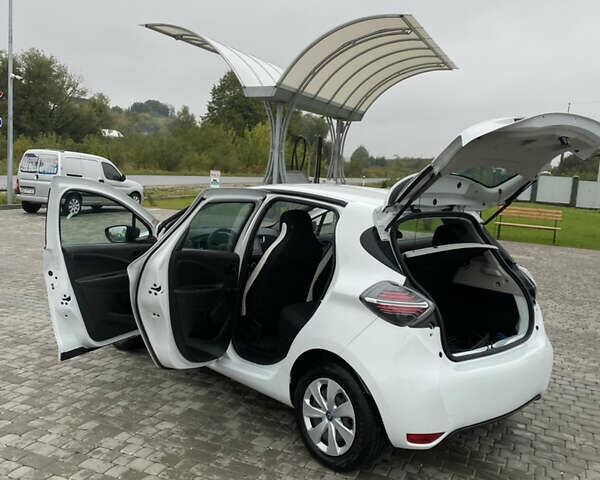 Белый Рено Зое, объемом двигателя 0 л и пробегом 42 тыс. км за 11700 $, фото 11 на Automoto.ua