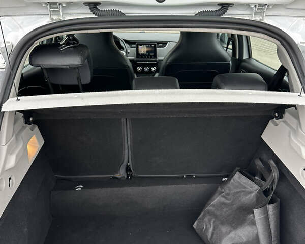 Белый Рено Зое, объемом двигателя 0 л и пробегом 88 тыс. км за 12300 $, фото 32 на Automoto.ua