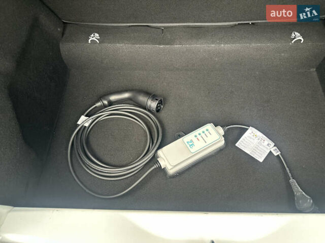 Белый Рено Зое, объемом двигателя 0 л и пробегом 28 тыс. км за 12500 $, фото 45 на Automoto.ua