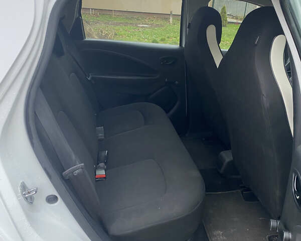 Белый Рено Зое, объемом двигателя 0 л и пробегом 94 тыс. км за 12400 $, фото 5 на Automoto.ua