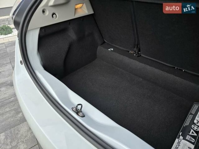 Белый Рено Зое, объемом двигателя 0 л и пробегом 65 тыс. км за 12300 $, фото 47 на Automoto.ua
