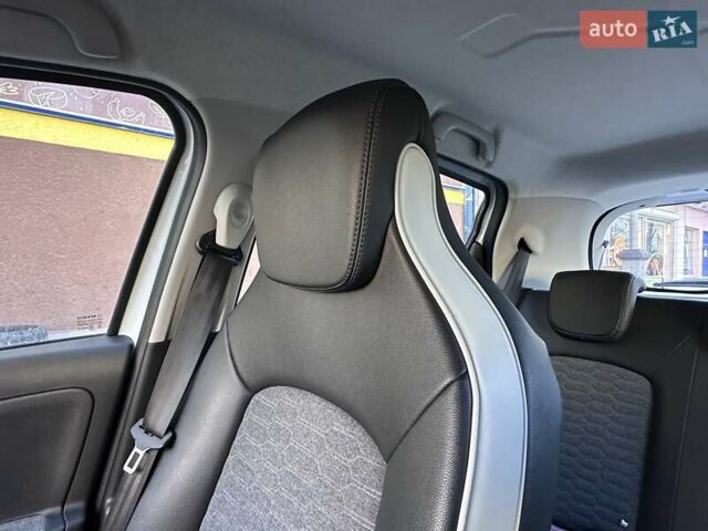 Белый Рено Зое, объемом двигателя 0 л и пробегом 83 тыс. км за 11999 $, фото 38 на Automoto.ua