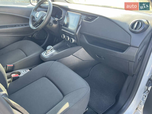 Белый Рено Зое, объемом двигателя 0 л и пробегом 56 тыс. км за 12500 $, фото 13 на Automoto.ua