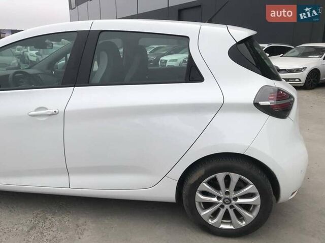 Белый Рено Зое, объемом двигателя 0 л и пробегом 40 тыс. км за 13790 $, фото 2 на Automoto.ua