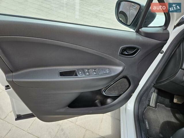 Белый Рено Зое, объемом двигателя 0 л и пробегом 28 тыс. км за 11900 $, фото 16 на Automoto.ua
