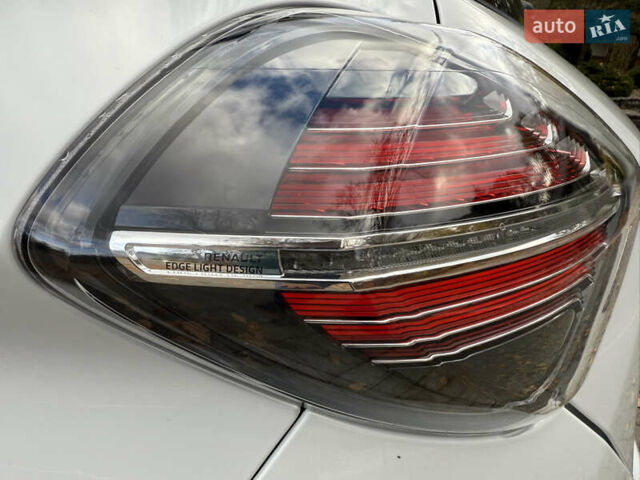 Белый Рено Зое, объемом двигателя 0 л и пробегом 30 тыс. км за 12300 $, фото 27 на Automoto.ua