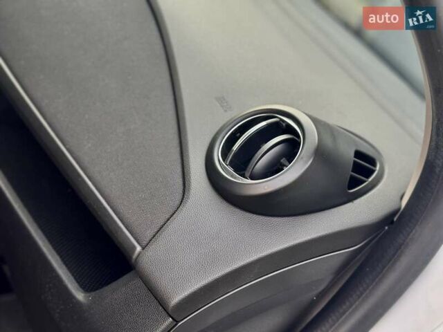 Белый Рено Зое, объемом двигателя 0 л и пробегом 85 тыс. км за 11150 $, фото 90 на Automoto.ua
