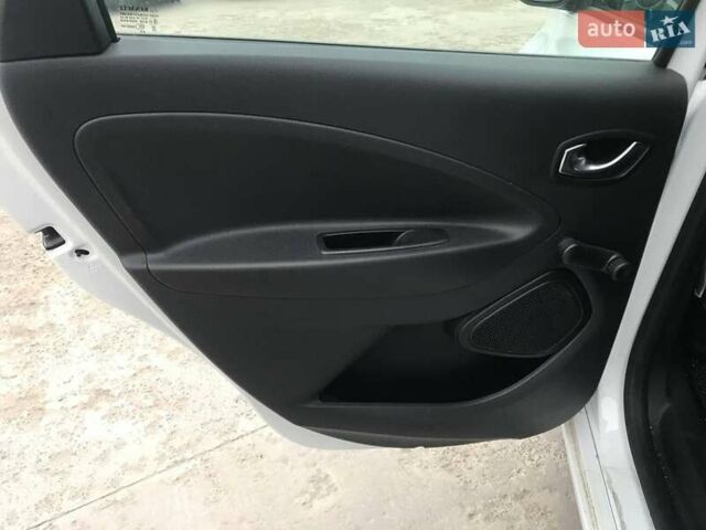 Белый Рено Зое, объемом двигателя 0 л и пробегом 40 тыс. км за 13790 $, фото 7 на Automoto.ua