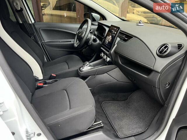 Белый Рено Зое, объемом двигателя 0 л и пробегом 31 тыс. км за 11999 $, фото 47 на Automoto.ua