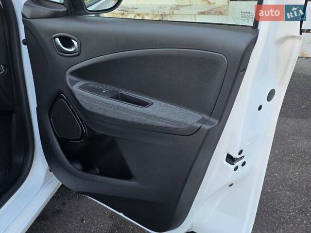 Белый Рено Зое, объемом двигателя 0 л и пробегом 85 тыс. км за 12999 $, фото 32 на Automoto.ua