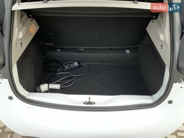 Белый Рено Зое, объемом двигателя 0 л и пробегом 66 тыс. км за 12499 $, фото 28 на Automoto.ua