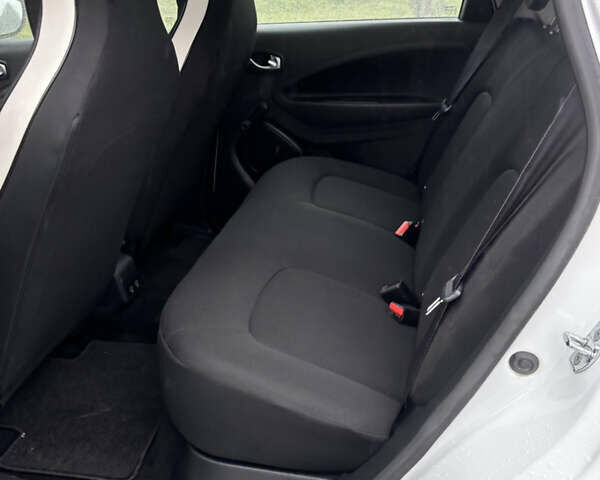 Белый Рено Зое, объемом двигателя 0 л и пробегом 15 тыс. км за 12700 $, фото 25 на Automoto.ua