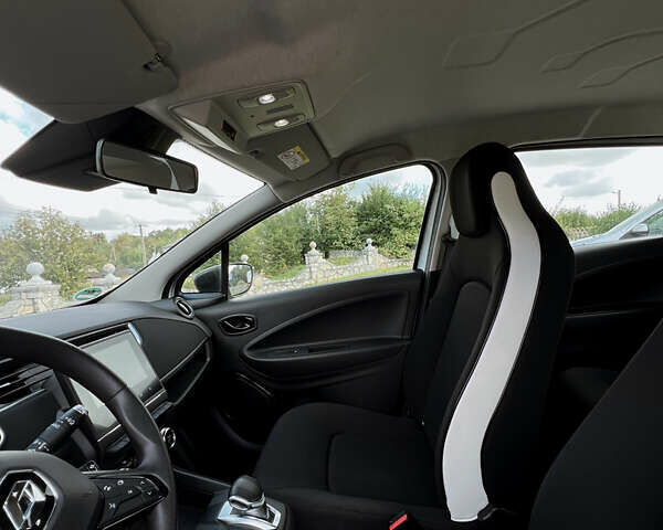 Белый Рено Зое, объемом двигателя 0 л и пробегом 67 тыс. км за 12300 $, фото 19 на Automoto.ua