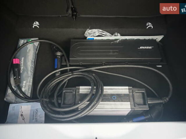 Белый Рено Зое, объемом двигателя 0 л и пробегом 122 тыс. км за 13000 $, фото 52 на Automoto.ua