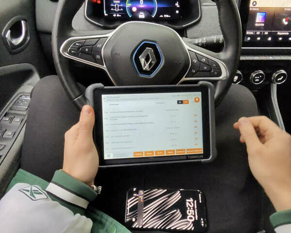 Білий Рено Зое, об'ємом двигуна 0 л та пробігом 77 тис. км за 12990 $, фото 43 на Automoto.ua