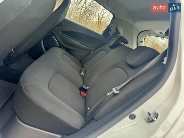 Белый Рено Зое, объемом двигателя 0 л и пробегом 86 тыс. км за 10850 $, фото 100 на Automoto.ua
