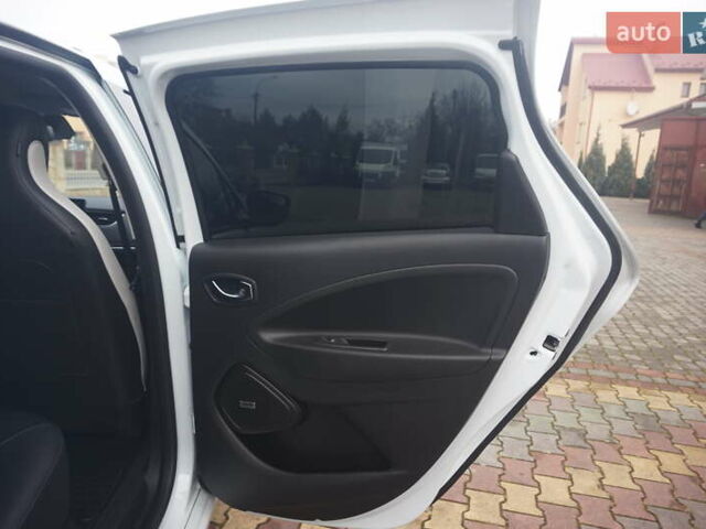 Белый Рено Зое, объемом двигателя 0 л и пробегом 122 тыс. км за 13000 $, фото 44 на Automoto.ua