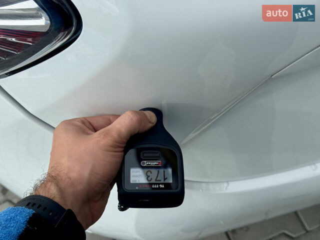 Белый Рено Зое, объемом двигателя 0 л и пробегом 70 тыс. км за 12999 $, фото 54 на Automoto.ua