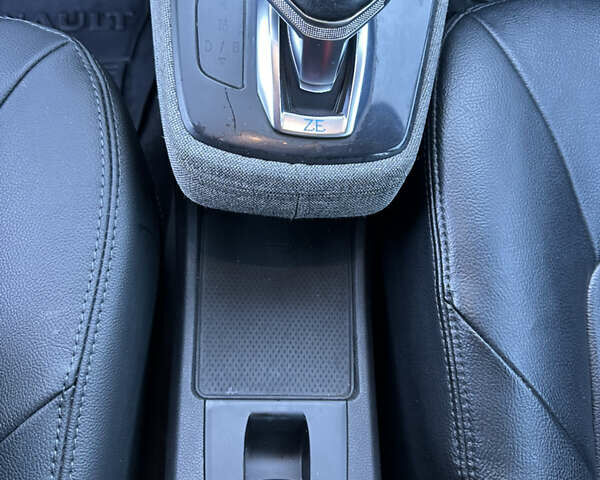 Белый Рено Зое, объемом двигателя 0 л и пробегом 90 тыс. км за 11800 $, фото 18 на Automoto.ua