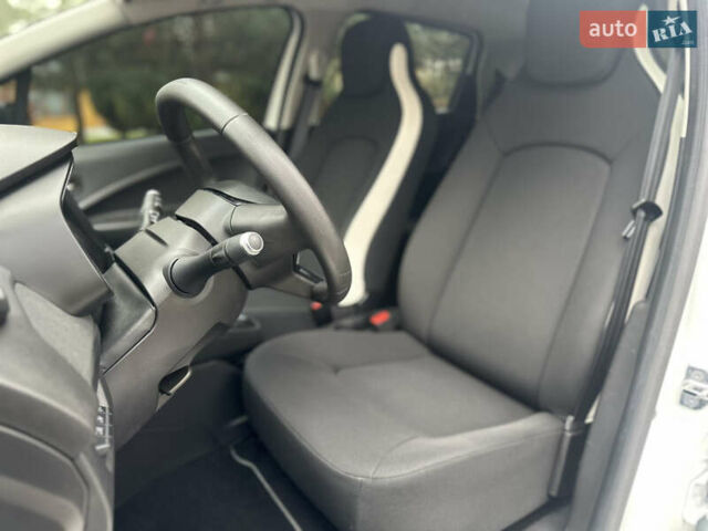 Белый Рено Зое, объемом двигателя 0 л и пробегом 28 тыс. км за 12500 $, фото 33 на Automoto.ua