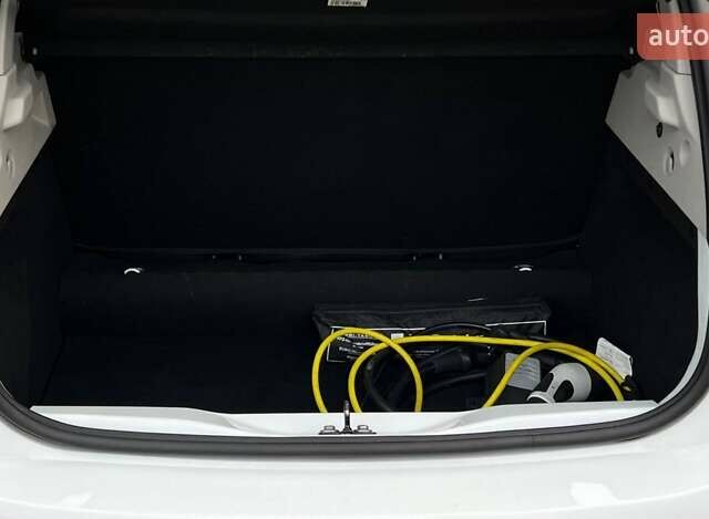 Белый Рено Зое, объемом двигателя 0 л и пробегом 52 тыс. км за 12200 $, фото 2 на Automoto.ua