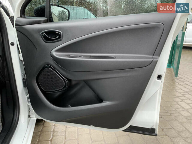 Белый Рено Зое, объемом двигателя 0 л и пробегом 47 тыс. км за 12499 $, фото 30 на Automoto.ua