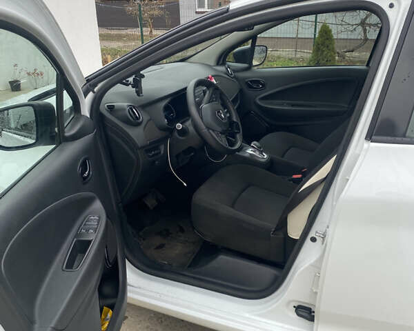 Белый Рено Зое, объемом двигателя 0 л и пробегом 94 тыс. км за 12400 $, фото 7 на Automoto.ua
