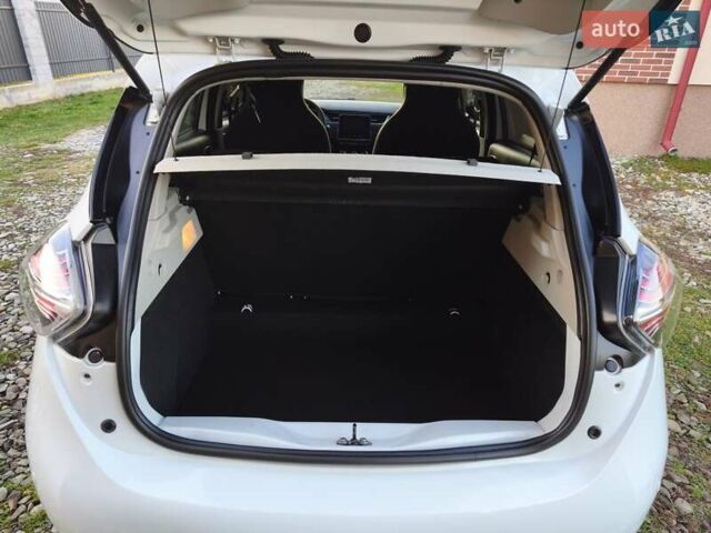 Белый Рено Зое, объемом двигателя 0 л и пробегом 98 тыс. км за 10950 $, фото 32 на Automoto.ua