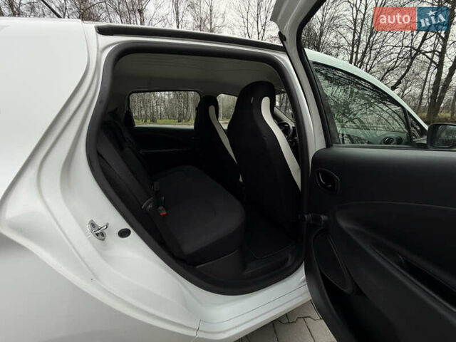 Білий Рено Зое, об'ємом двигуна 0 л та пробігом 28 тис. км за 12222 $, фото 24 на Automoto.ua