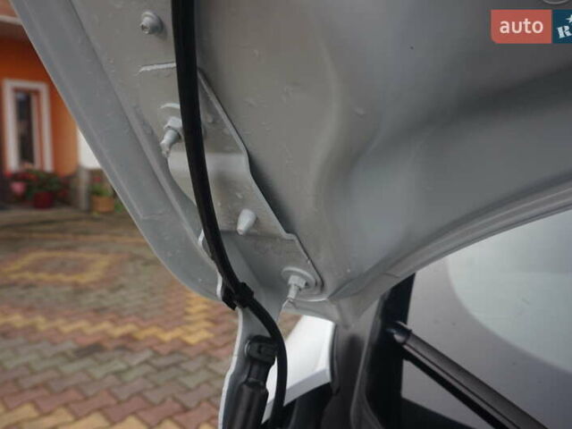 Белый Рено Зое, объемом двигателя 0 л и пробегом 122 тыс. км за 13000 $, фото 58 на Automoto.ua